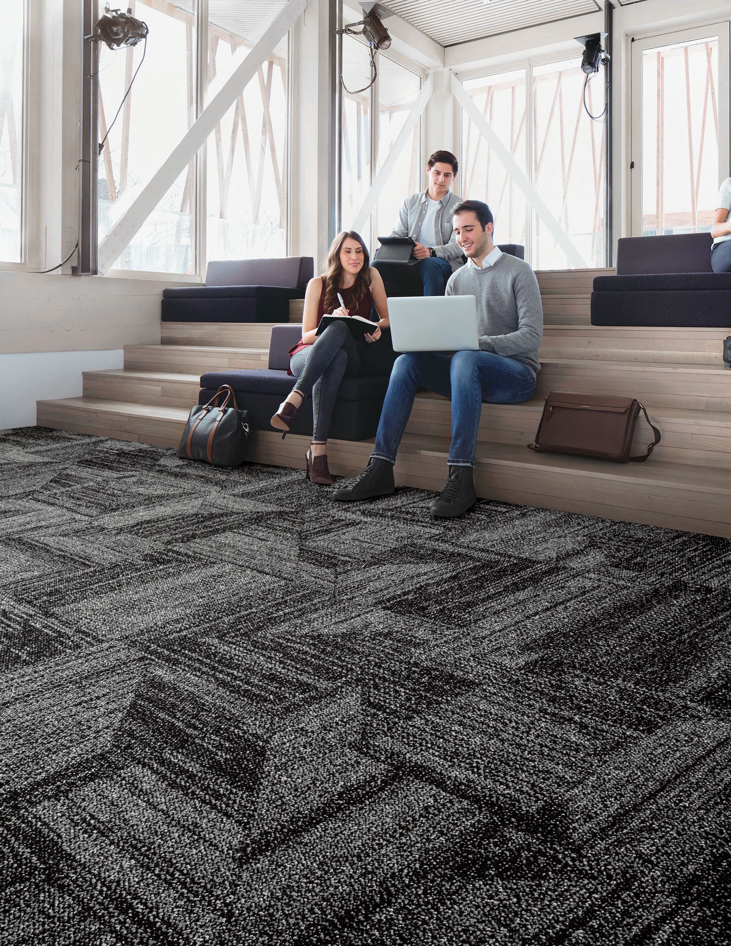 Interface Open Air 403 carpet tile with group working on built in wood stairs afbeeldingnummer 1